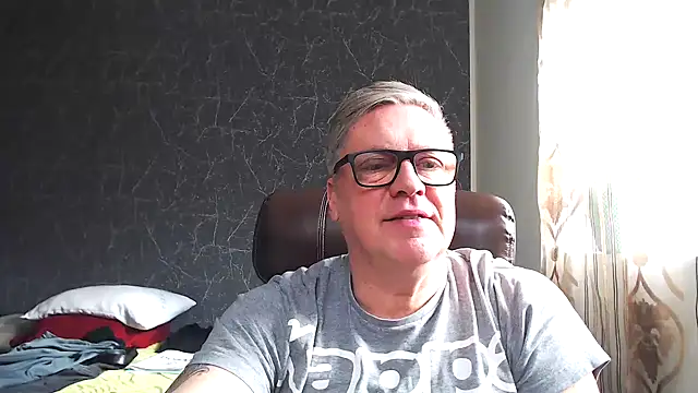 Snapshot of RobertStripX chatting on February 4, 11:05 am RobertStripX online show from February 4, 11:05 am