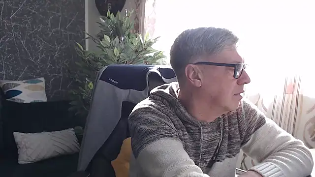 Snapshot of RobertStripX chatting on March 5, 7:37 am RobertStripX online show from March 5, 7:37 am