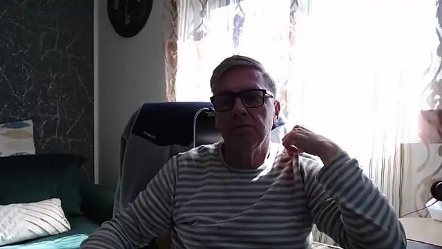 Snapshot of RobertStripX chatting on March 11, 10:32 am RobertStripX online show from March 11, 10:32 am