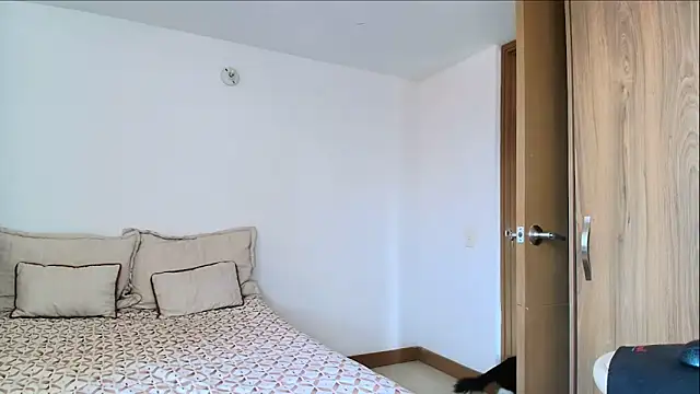 SARA TS FOX online show from February 9, 6:23 pm