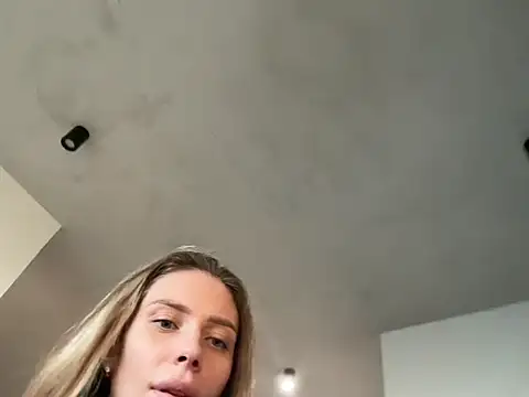 Snapshot of Iris_cherry chatting on December 17, 1:17 pm Iris cherry online show from December 17, 1:17 pm