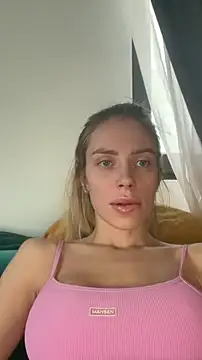 Snapshot of Iris_cherry chatting on December 19, 6:09 am Iris cherry online show from December 19, 6:09 am