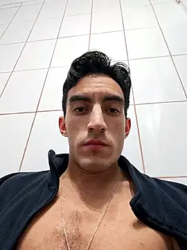 Snapshot of TommyMomentum chatting on July 1, 4:36 am TommyMomentum online show from July 1, 4:36 am