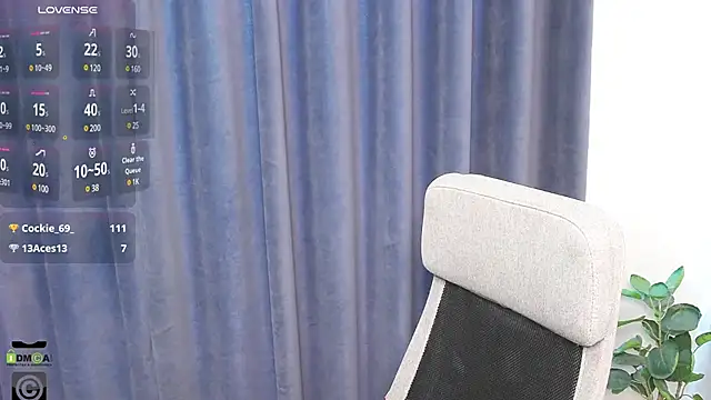 Snapshot of KellyKleine chatting on March 19, 11:06 am KellyKleine online show from March 19, 11:06 am