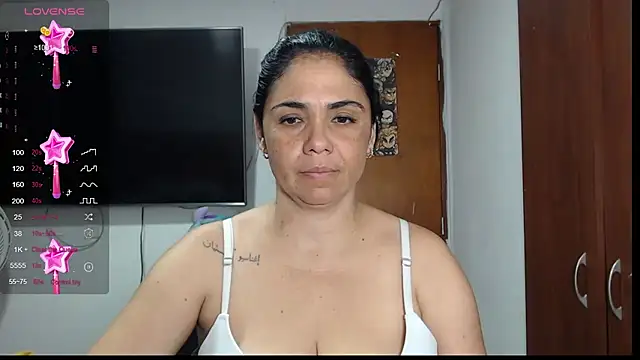 Snapshot of selena_ferri chatting on February 14, 2:50 am selena ferri online show from February 14, 2:50 am