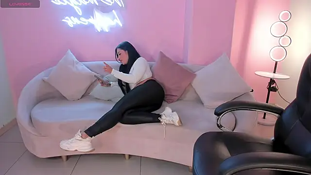 MiaRoberts1 online show from December 19, 6:59 pm