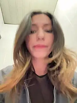 Snapshot of _MiaQueen_ chatting on February 19, 11:25 pm  MiaQueen  online show from February 19, 11:25 pm