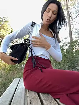 Snapshot of _MiaQueen_ chatting on November 4, 2:05 pm MiaQueen online show from November 4, 2:05 pm