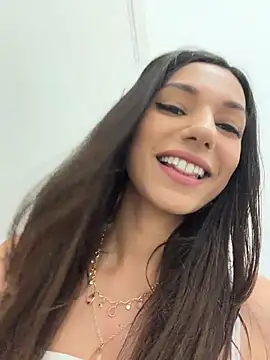 Snapshot of _MiaQueen_ chatting on July 2, 9:43 pm MiaQueen online show from July 2, 9:43 pm