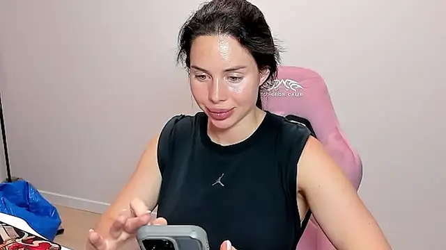 Snapshot of wow_lovie chatting on August 2, 9:24 pm wow lovie online show from August 2, 9:24 pm