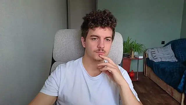 Snapshot of Remy_Miles chatting on October 24, 8:22 am Remy Miles online show from October 24, 8:22 am