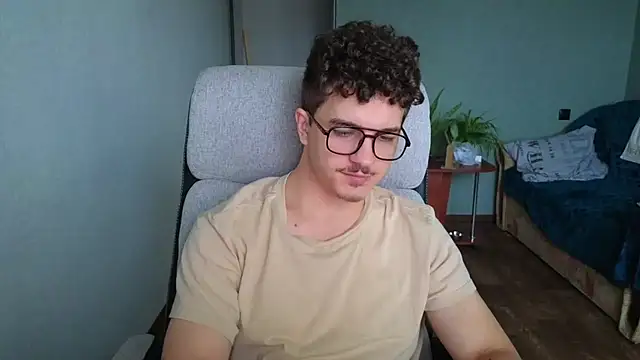 Snapshot of Remy_Miles chatting on October 31, 7:20 am Remy Miles online show from October 31, 7:20 am