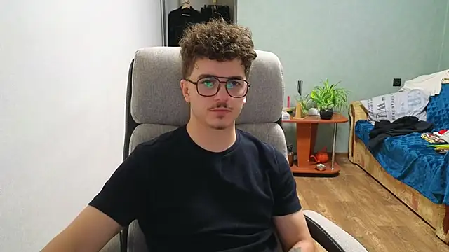 Snapshot of Remy_Miles chatting on November 10, 2:05 pm Remy Miles online show from November 10, 2:05 pm