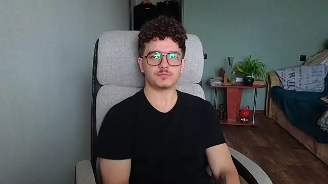 Snapshot of Remy_Miles chatting on November 12, 8:04 am Remy Miles online show from November 12, 8:04 am