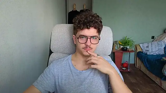 Snapshot of Remy_Miles chatting on November 14, 8:46 am Remy Miles online show from November 14, 8:46 am