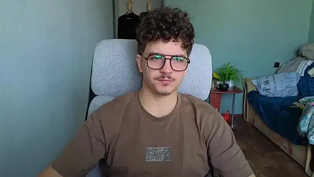 Snapshot of Remy_Miles chatting on November 15, 8:00 am Remy Miles online show from November 15, 8:00 am