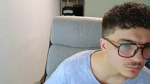 Snapshot of Remy_Miles chatting on November 26, 2:18 pm Remy Miles online show from November 26, 2:18 pm