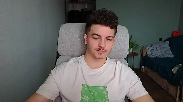 Snapshot of Remy_Miles chatting on December 1, 10:09 am Remy Miles online show from December 1, 10:09 am