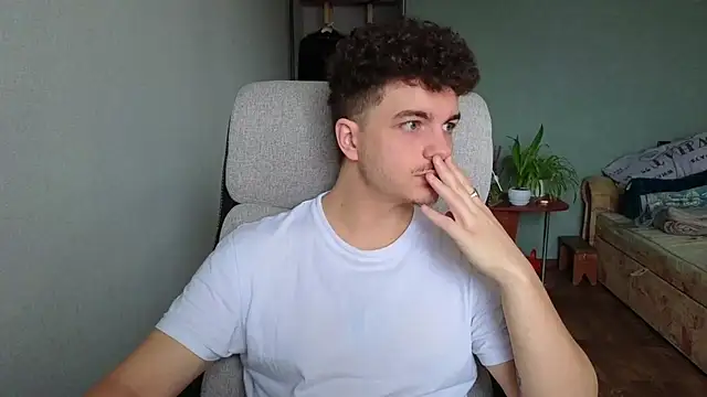 Snapshot of Remy_Miles chatting on December 2, 9:58 am Remy Miles online show from December 2, 9:58 am