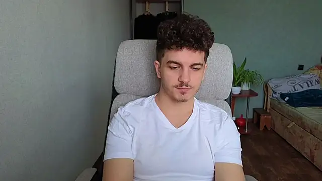 Snapshot of Remy_Miles chatting on December 5, 11:19 am Remy Miles online show from December 5, 11:19 am