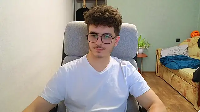 Snapshot of Remy_Miles chatting on December 15, 1:15 pm Remy Miles online show from December 15, 1:15 pm