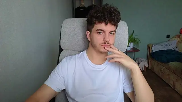 Snapshot of Remy_Miles chatting on December 16, 7:57 am Remy Miles online show from December 16, 7:57 am