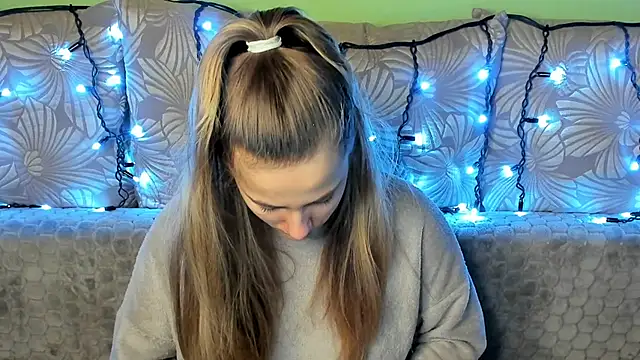 MaggieCake online show from December 3, 3:30 am