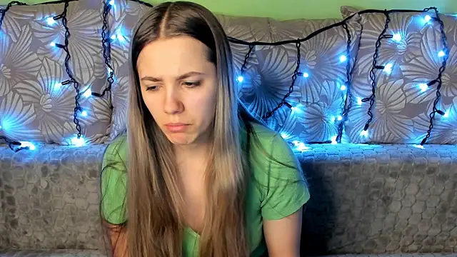 MaggieCake online show from December 22, 7:22 am