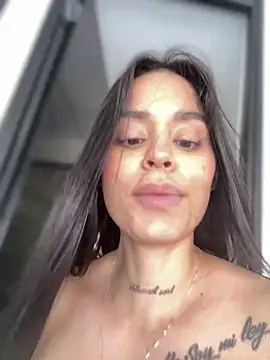 Snapshot of LaraHenao chatting on February 12, 4:11 pm LaraHenao online show from February 12, 4:11 pm