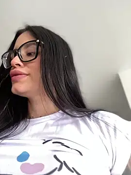 Snapshot of LaraHenao chatting on March 4, 1:06 pm LaraHenao online show from March 4, 1:06 pm