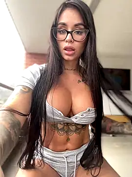 Snapshot of LaraHenao chatting on November 15, 4:25 pm LaraHenao online show from November 15, 4:25 pm