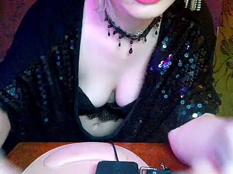 WildMissNiks online show from December 3, 8:45 am