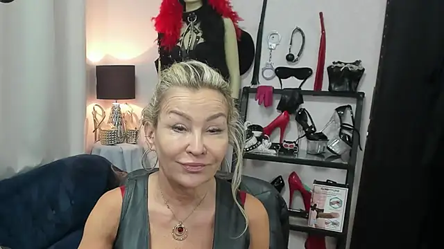Snapshot of crystaLUX chatting on May 13, 4:32 am crystaLUX online show from May 13, 4:32 am