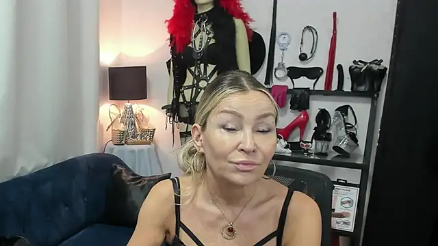 Snapshot of crystaLUX chatting on June 3, 4:15 am crystaLUX online show from June 3, 4:15 am