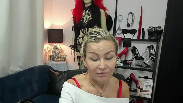 Snapshot of crystaLUX chatting on June 10, 4:23 am crystaLUX online show from June 10, 4:23 am