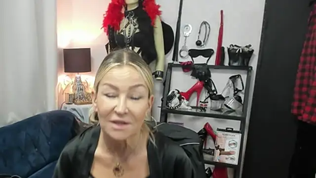 Snapshot of crystaLUX chatting on July 8, 4:39 am crystaLUX online show from July 8, 4:39 am