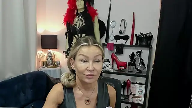 Snapshot of crystaLUX chatting on August 3, 4:33 am crystaLUX online show from August 3, 4:33 am