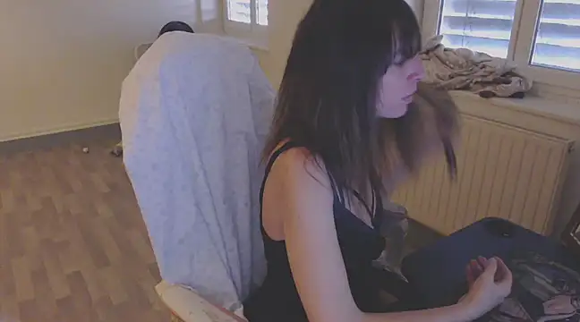Snapshot of missthon0 chatting on December 7, 12:45 pm missthon0 online show from December 7, 12:45 pm