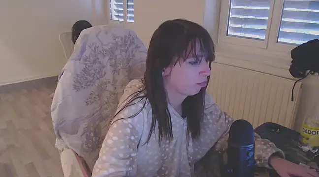 Snapshot of missthon0 chatting on December 13, 1:55 pm missthon0 online show from December 13, 1:55 pm