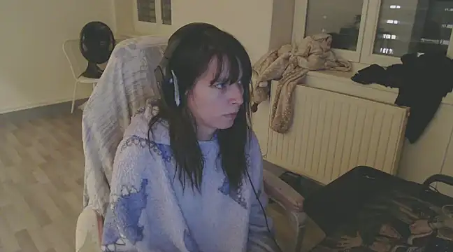 Snapshot of missthon0 chatting on December 15, 5:53 pm missthon0 online show from December 15, 5:53 pm