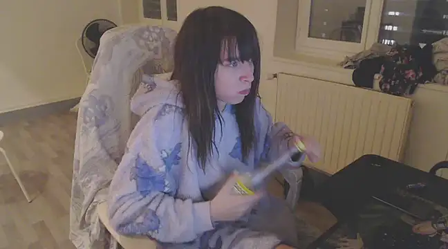 Snapshot of missthon0 chatting on December 20, 10:43 pm missthon0 online show from December 20, 10:43 pm