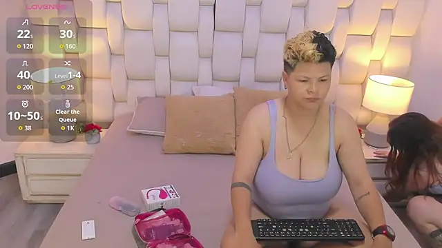 Snapshot of MiaYMolly chatting on November 5, 8:47 am MiaYMolly online show from November 5, 8:47 am