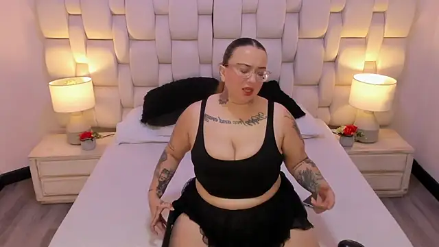 Snapshot of MiaYMolly chatting on November 15, 7:43 pm MiaYMolly online show from November 15, 7:43 pm