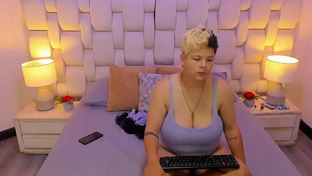 Snapshot of MiaYMolly chatting on December 5, 6:55 am MiaYMolly online show from December 5, 6:55 am