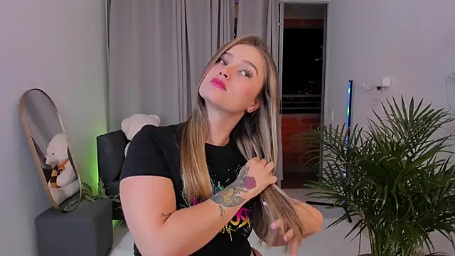 roxie gates  online show from February 13, 12:46 am