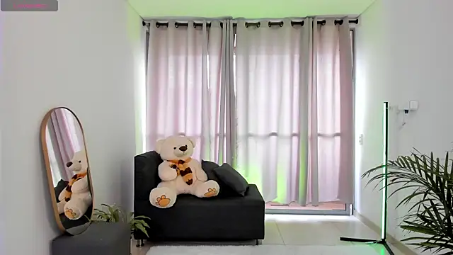 roxie gates  online show from February 18, 9:42 pm