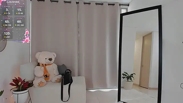 roxie gates  online show from October 10, 6:29 pm