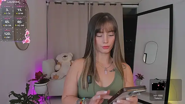 roxie gates  online show from October 21, 11:05 pm