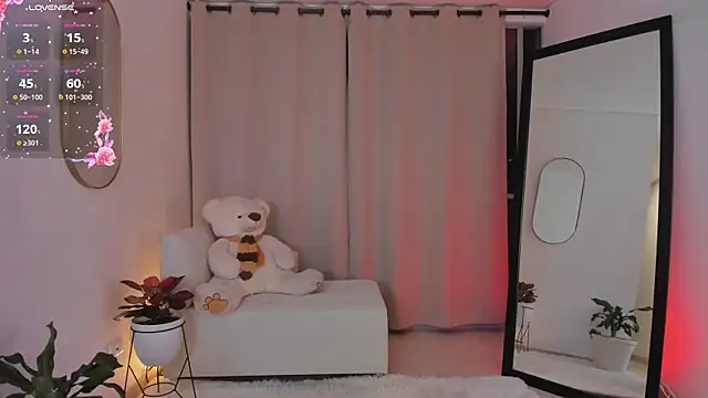 roxie gates  online show from November 17, 12:49 am