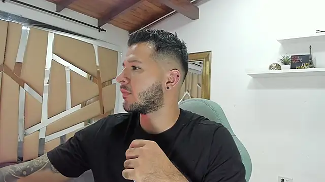 Snapshot of mister_miike chatting on February 3, 3:20 am mister miike online show from February 3, 3:20 am